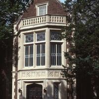 Argo, Jim, photographer. "Harwelden Mansion." 1990. From the Gateway to Oklahoma History. https://gateway.okhistory.org/ark:/67531/metadc1685131/m1/1/?q=tulsa%20mansion (accessed December 19, 2023).